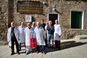 La mutua Soliss dona alimentos y nuevos uniformes a Cipriano, el amigo de los pobres, y sus ayudantes.