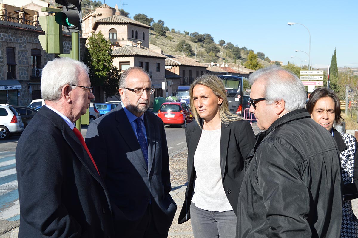 Milagros Tolón presentó los cinco nuevos autobuses cerca del Puente de San Martín