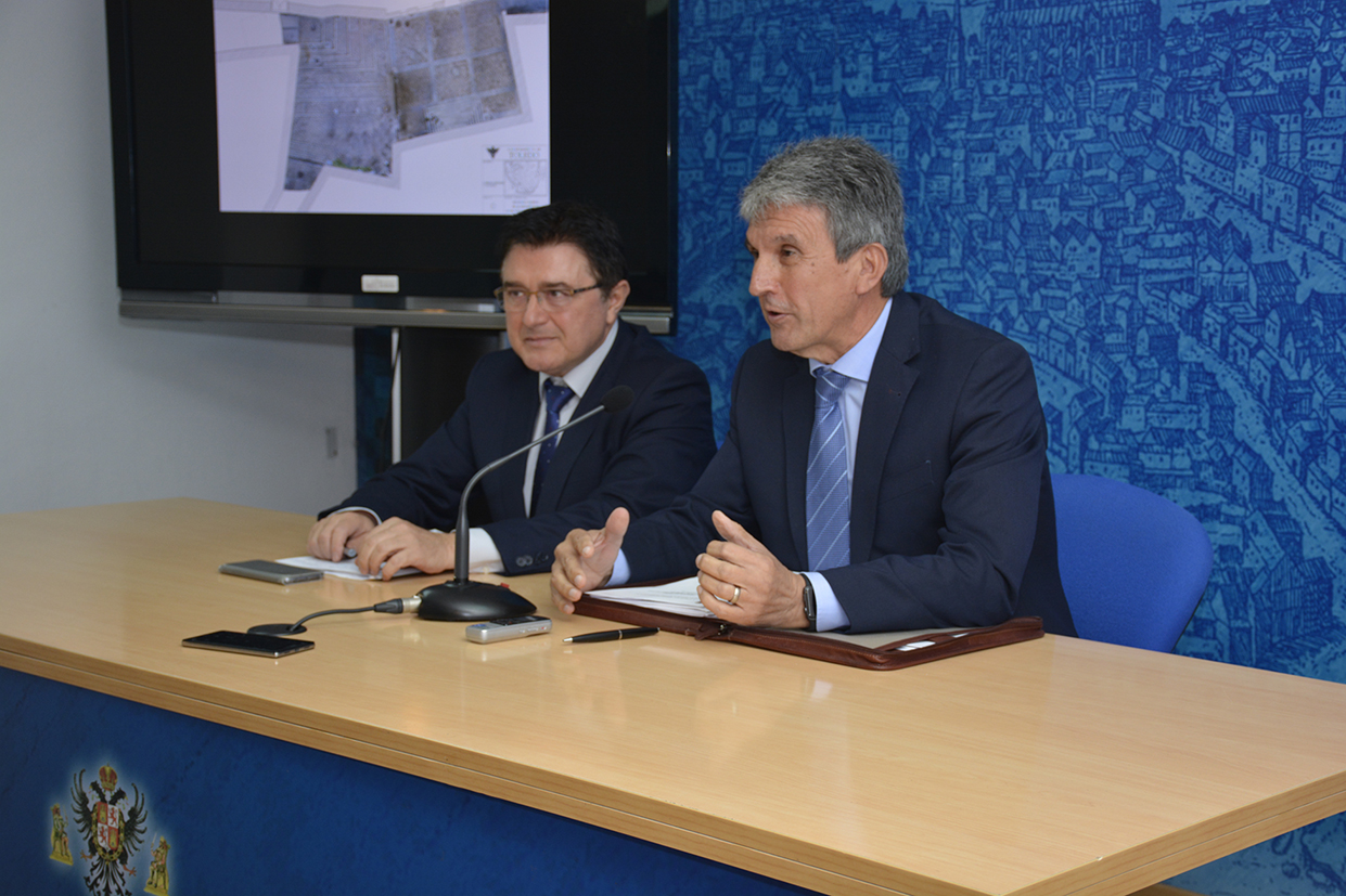 El concejal de Urbanismo de Toledo, Teo García y el portavoz del Ayuntamiento, José Pablo Sabrido presentan el proyecto de reforma.