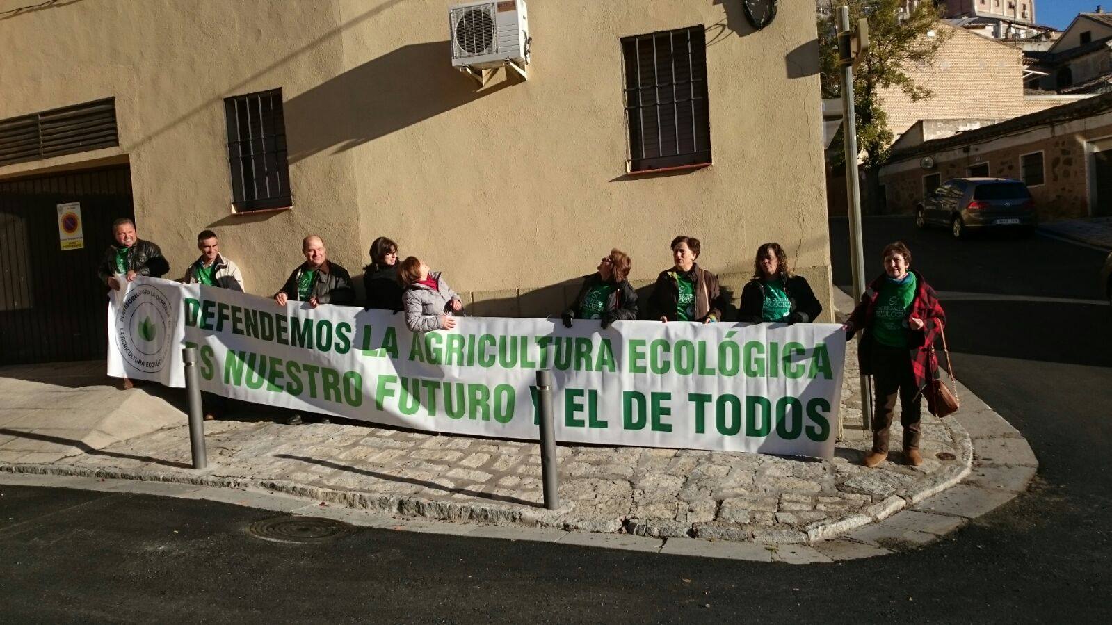 Los miembros de la Plataforma de la Agricultura Ecológica manifestándose en las Cortes. agricultores ecológicos