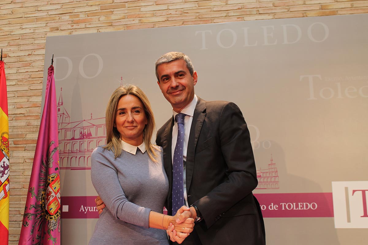 Álvaro Gutiérrez y Milagros Tolón, durante la firma del convenio Cultural Toledo 2017