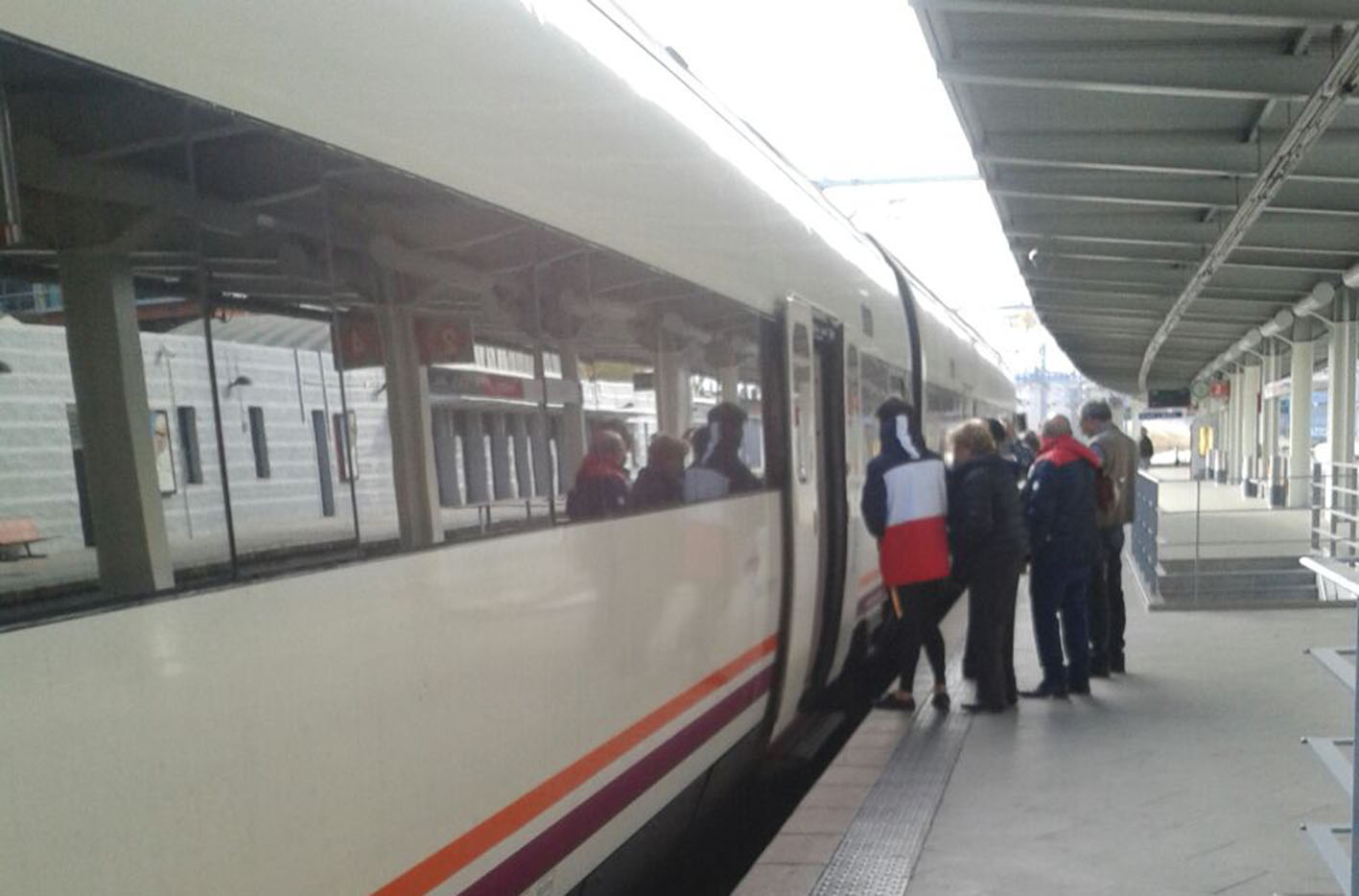 Una nueva avería de un tren oblgó a 134 pasajeros a esperar varias horas en Torrijos.