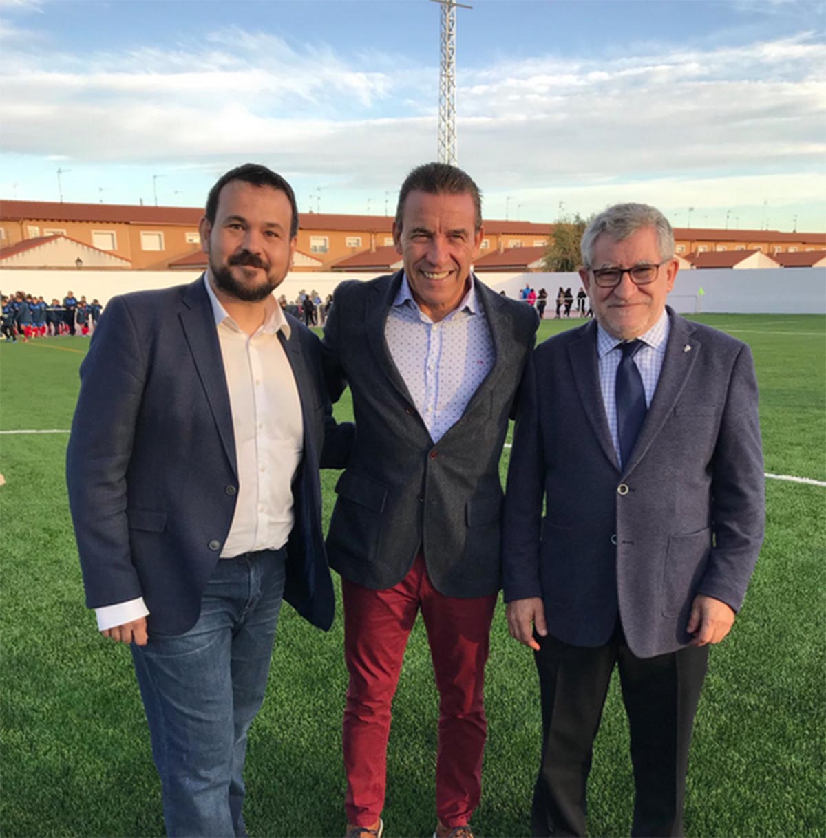 De izquierda a derecha: Amores, Buyo y Felpeto, inaugurando un campo de fútbol en Orgaz