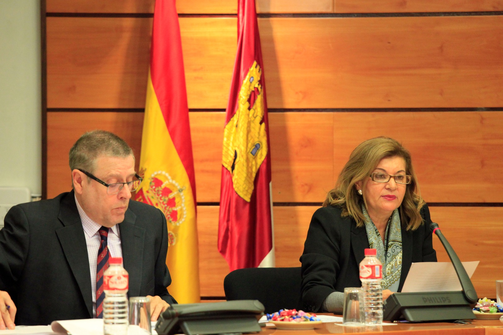 A la derecha, Carmen Amores, directora del ente público de Radio Televisión de Castilla-La Mancha. CMMedia
