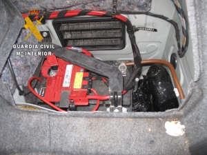 En la foto, las dos bolsas con dos kilos de cocaína que llevaba un hombre en el maletero de su coche en Otero (Toledo)