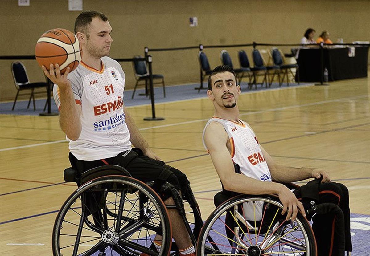 Fran Lara (derecha) vuelve a ser el único jugador regional convocado por la Selección de baloncesto en silla de ruedas