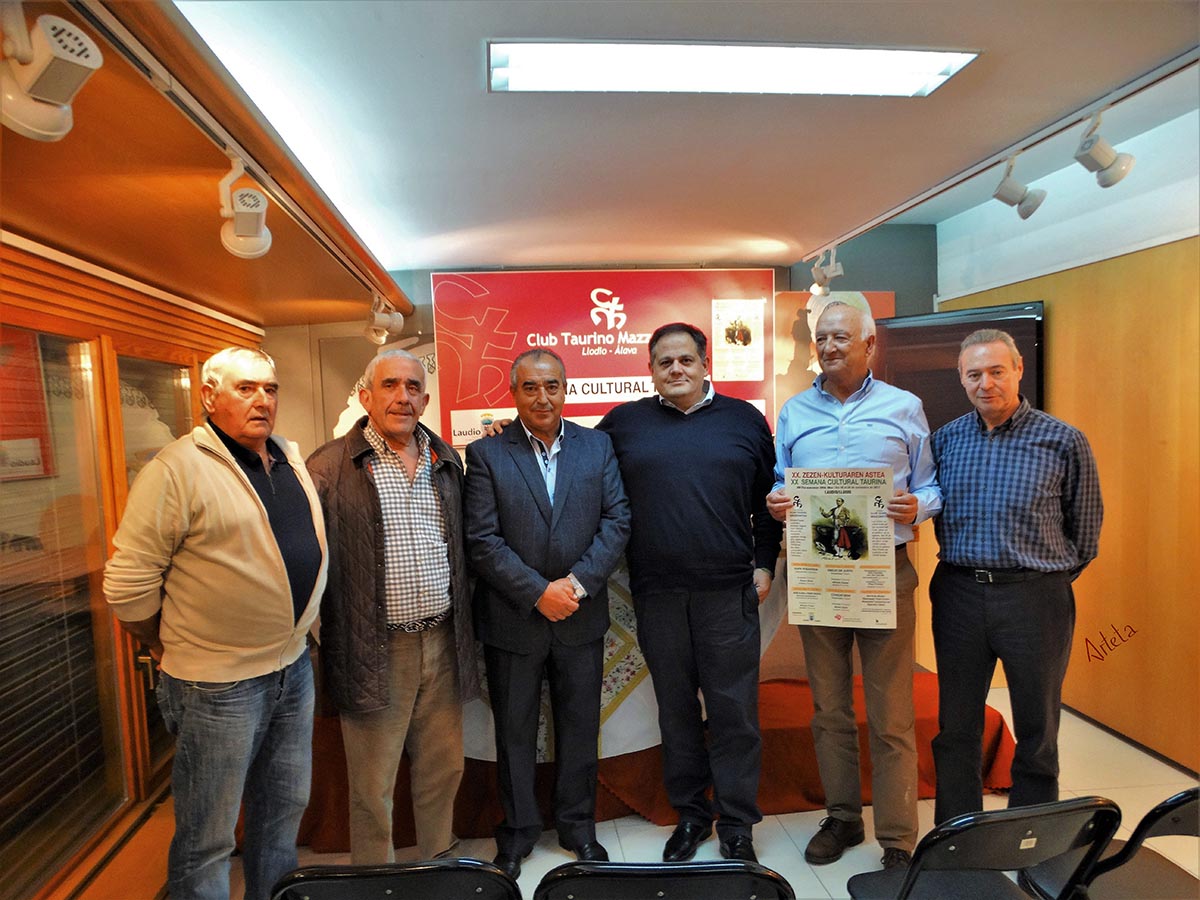 Jesús Hijosa ( en el centro) exportó el modelo taurino de Villaseca en la Semana Cultural de Llodio