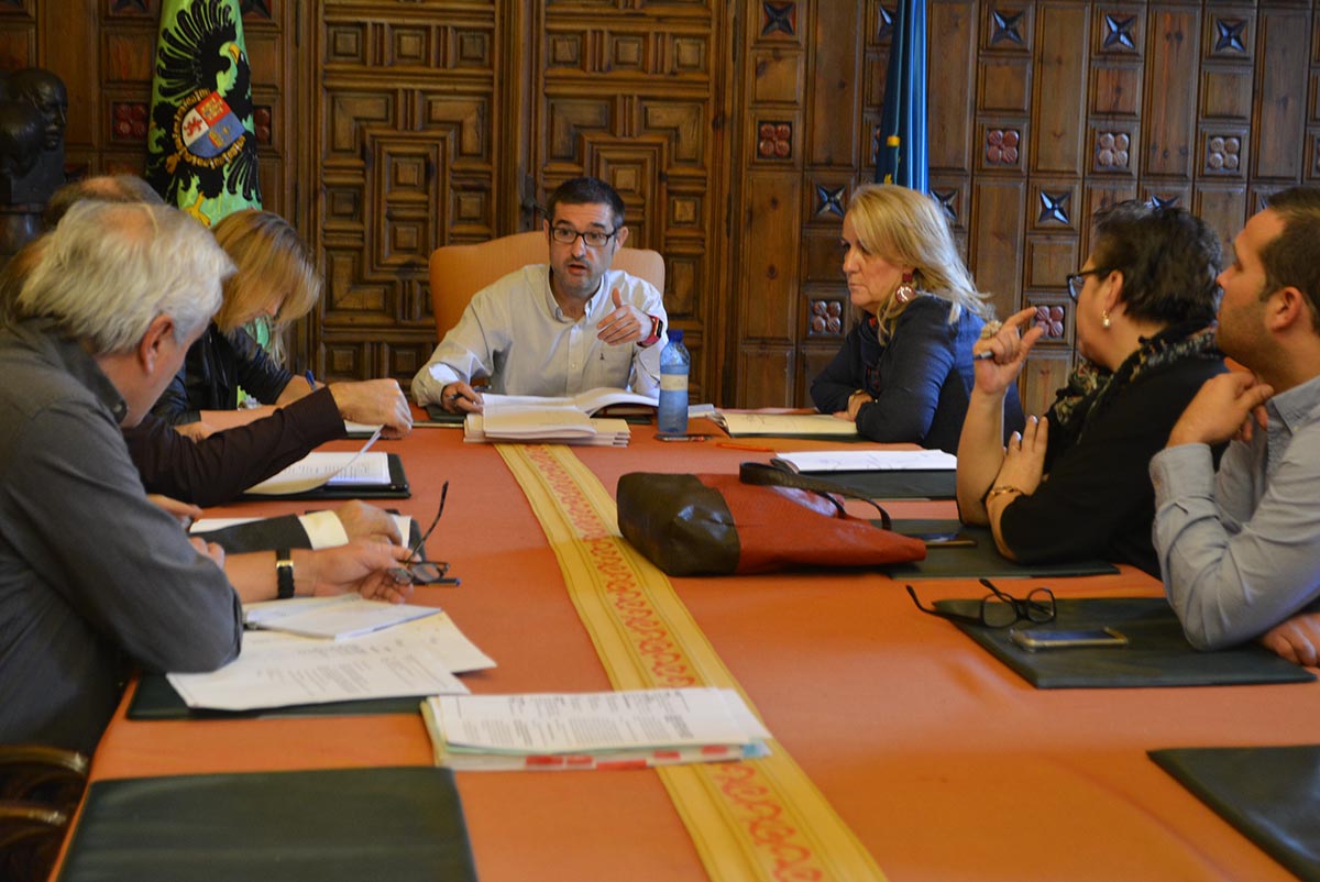 Fernando Muñoz, presidiendo la Mesa General Negociadora