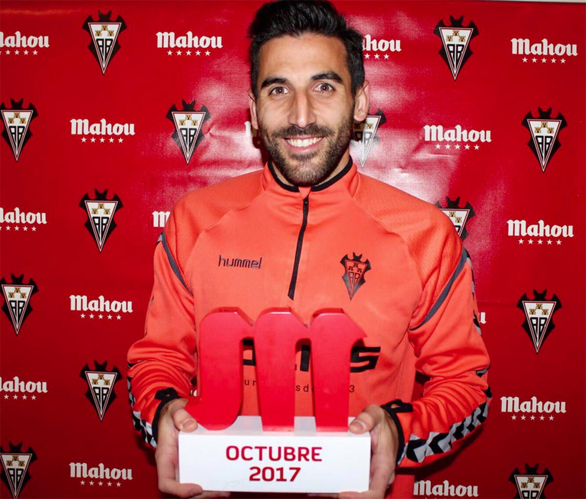 Tomeu Nadal, portero del Albacete, recibió el trofeo Mahou Cinco Estrellas