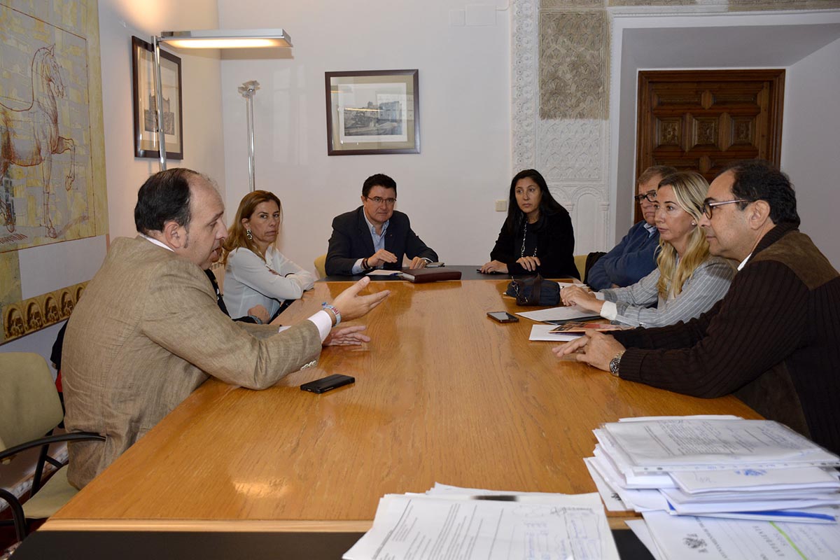 Imagen de la reunión en la que el Gobierno local ha decidido posponer las obras en Zocodover