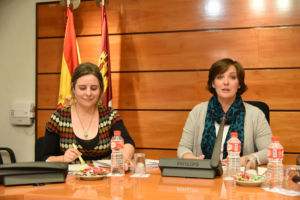 A la izquierda, la directora del Instituto de la Mujer de Castilla-La Mancha, Araceli Martínez; a la derecha, la diputada del PSOE, Charo García Saco. Violencia machista