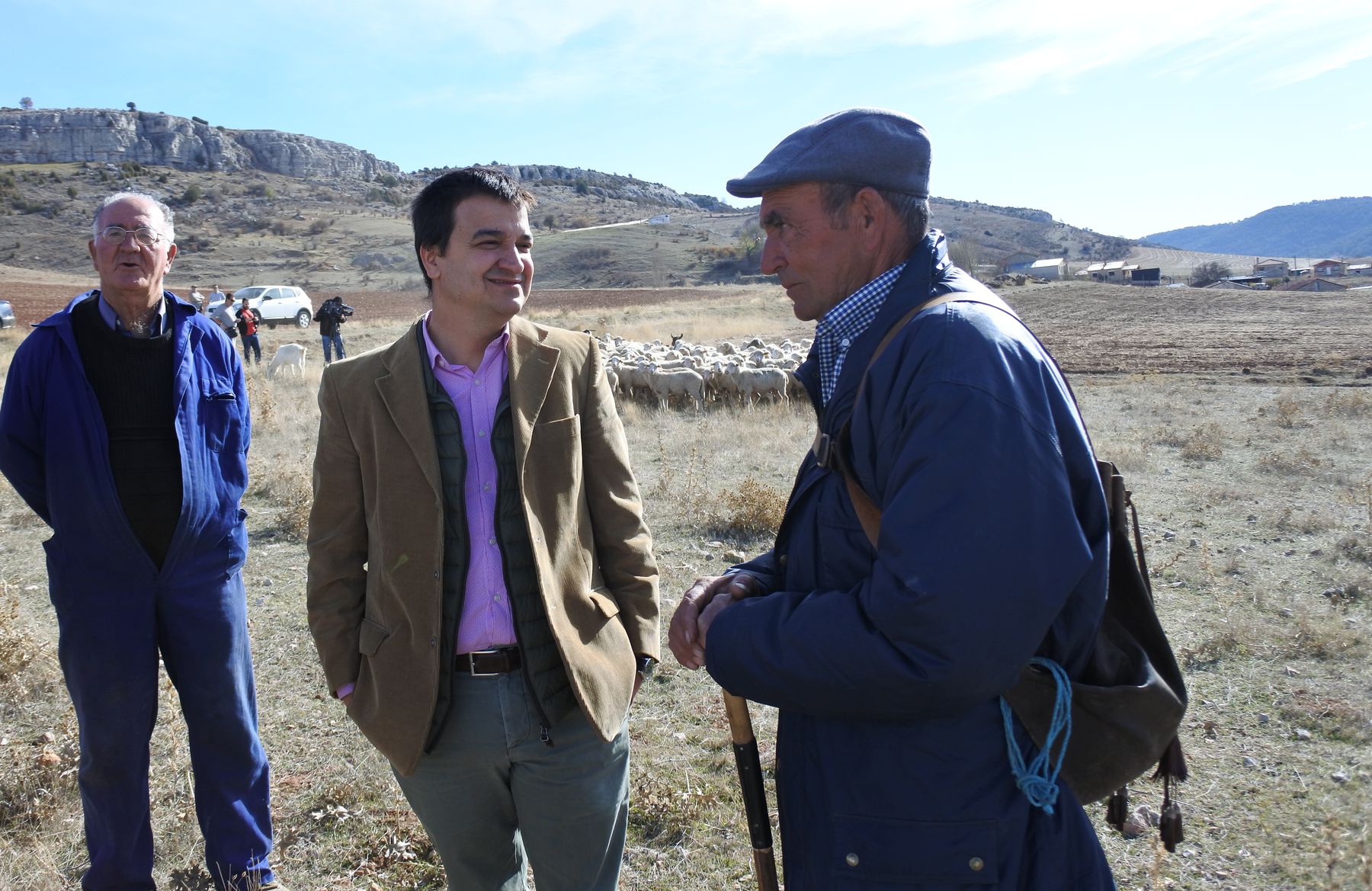 El consejero Martínez Arroyo junto con dos pastores. Oveja bombera