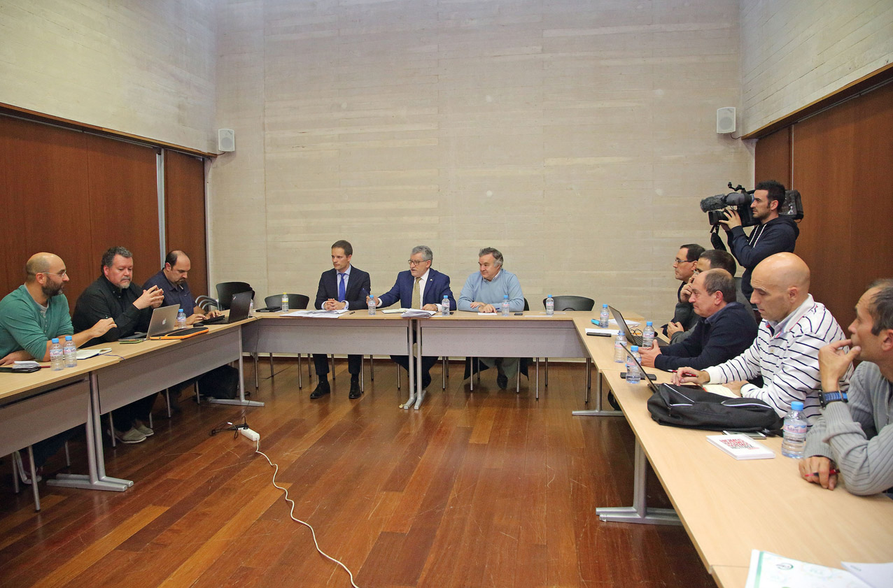 Reunión entre la Consejería de Educación y sindicatos y la delegada de los alumnos.