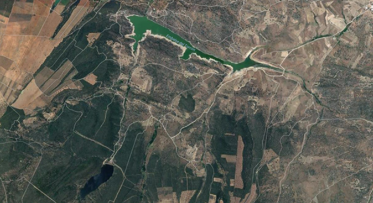 En la imagens, el embalse Torcón 1 y el embalse Cabeza de Torcón, conocido como Torcón 2.