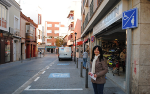 La concejala de Valdepeñas, Ana Rosa Ruiz, en una de las plazas habilitadas.