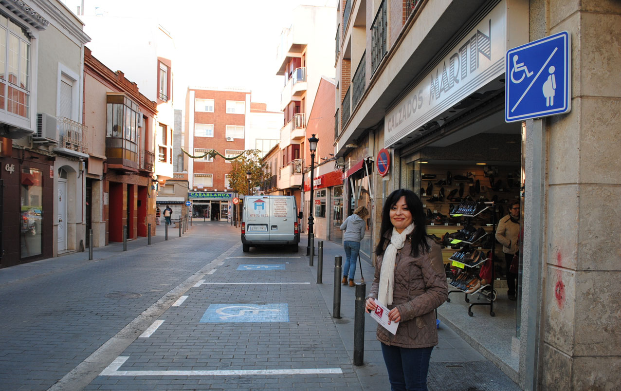 La concejala de Valdepeñas, Ana Rosa Ruiz, en una de las plazas habilitadas.