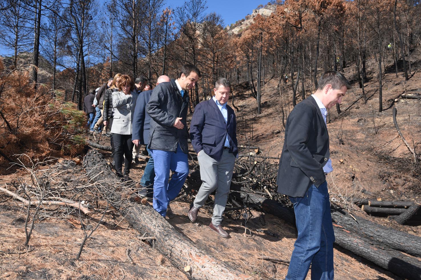 En la imagen, Francisco Martínez Arroyo dialogando con Emiliano García-Page durante su visita a la zona afectada por el incendio de Yeste. Educación ambiental