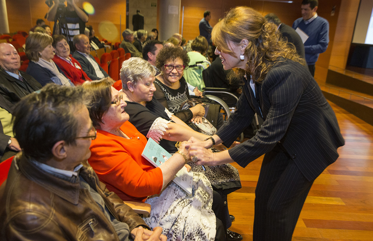 La consejera de Bienestar Social, Aurelia Sánchez, saluda a los mayores que han asisitido a la presentación de la campaña.