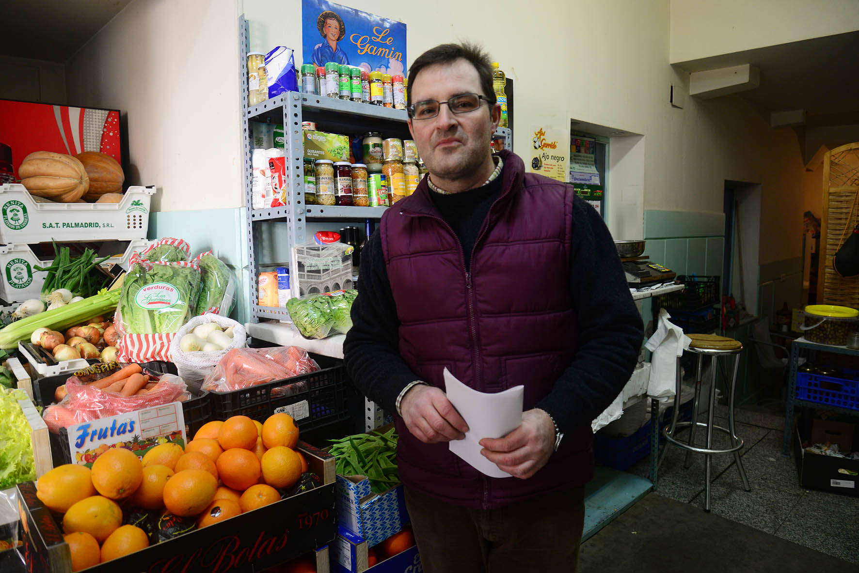 Ángel Villamor en su fruteria.