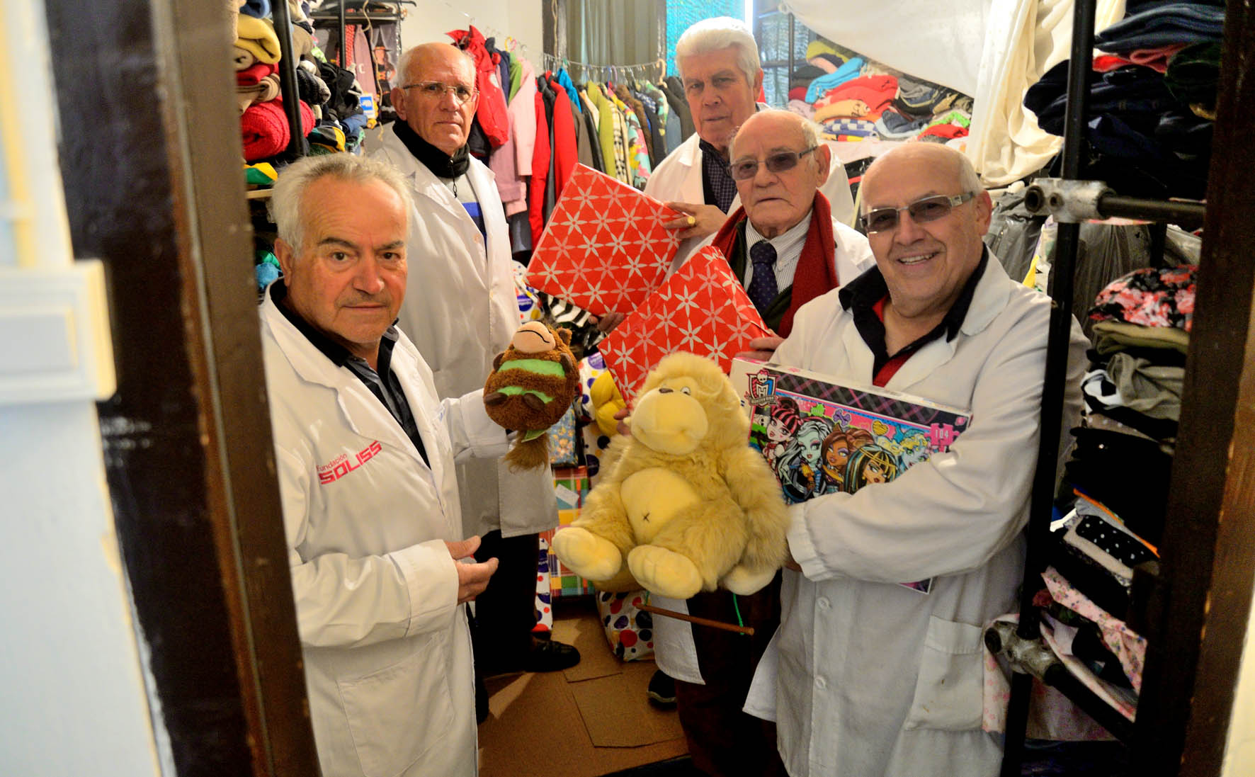 Cipriano González y su equipo de voluntarios con los juguetes.