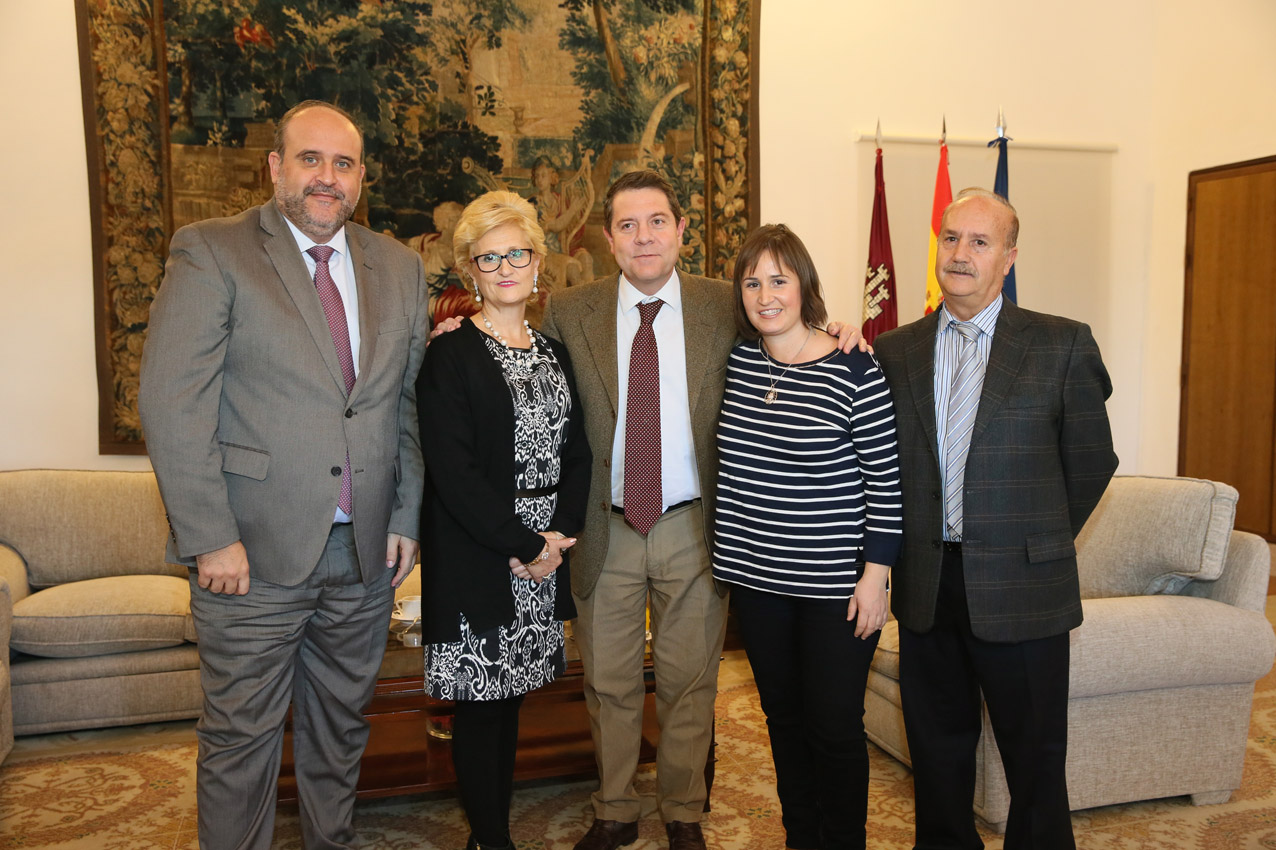 De izquierda a derecha, José Luis Martínez Guijarro, María Chamón, Emiliano García-Page, Cristina del hoyo y el tío de Laura del Hoyo.