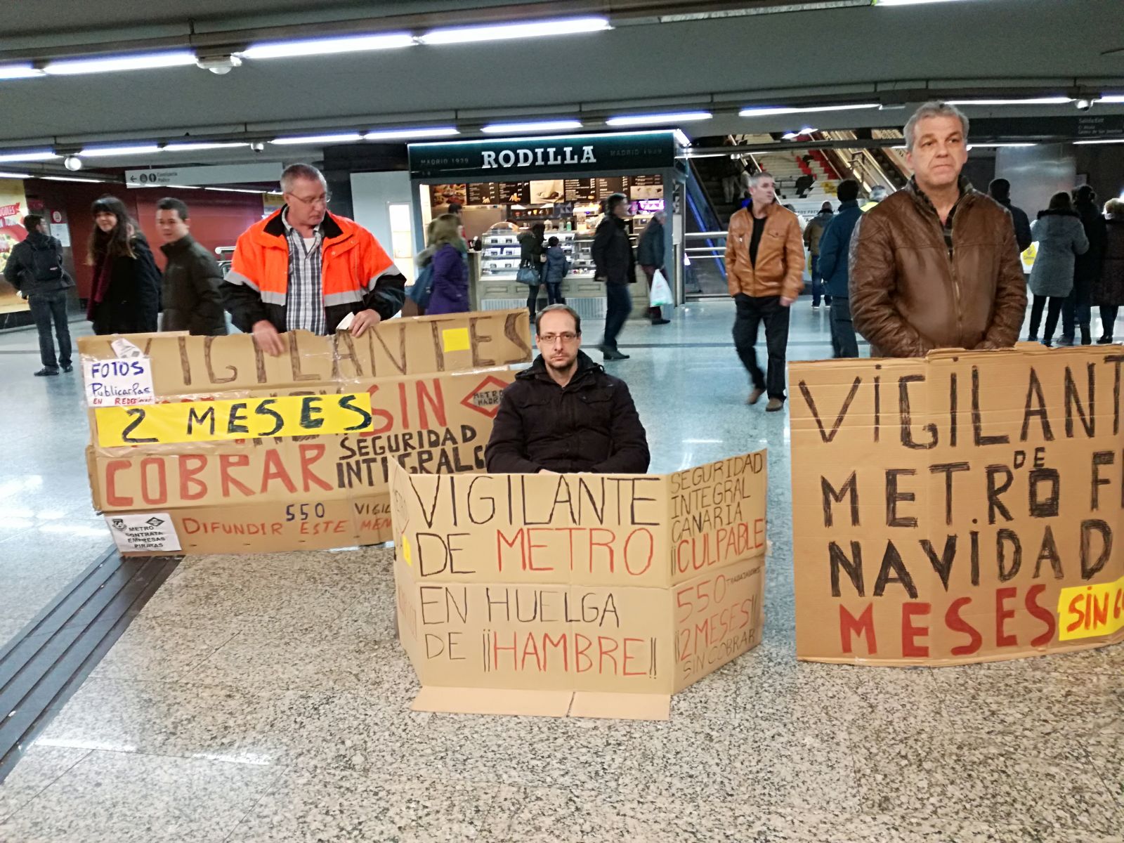 Imagen de Dani Galán juntos a otros compañeros esta misma mañana. huelga de hambre metro de madrid