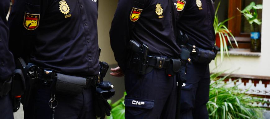 Cinco agentes de la Policía Nacional de Toledo evitaron el intento de suicidio de un vecino de la capital regional.