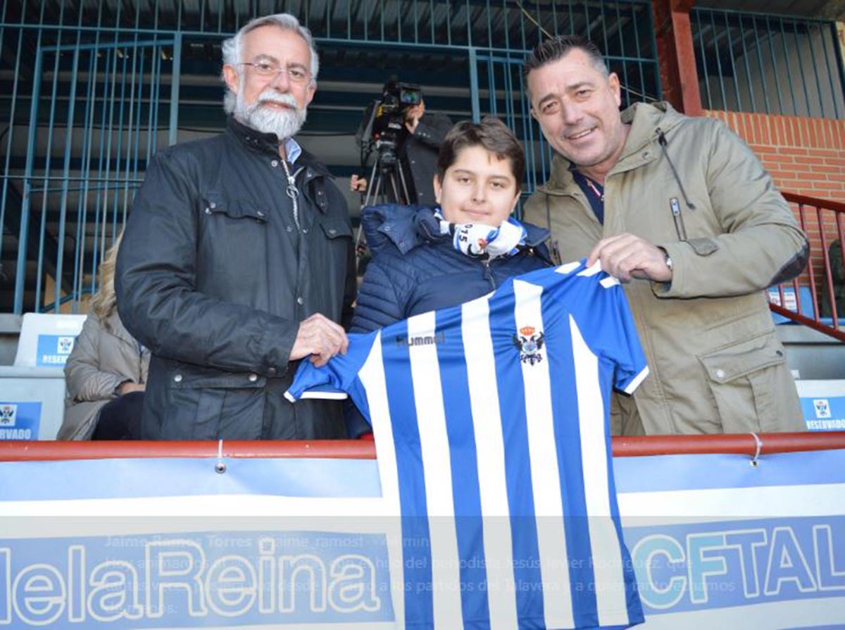 El alcalde Jaime Ramos, con el presidente del Talavera José Antonio Dorado y el hijo del periodista local fallecido Jesús Javier Rodrúguez