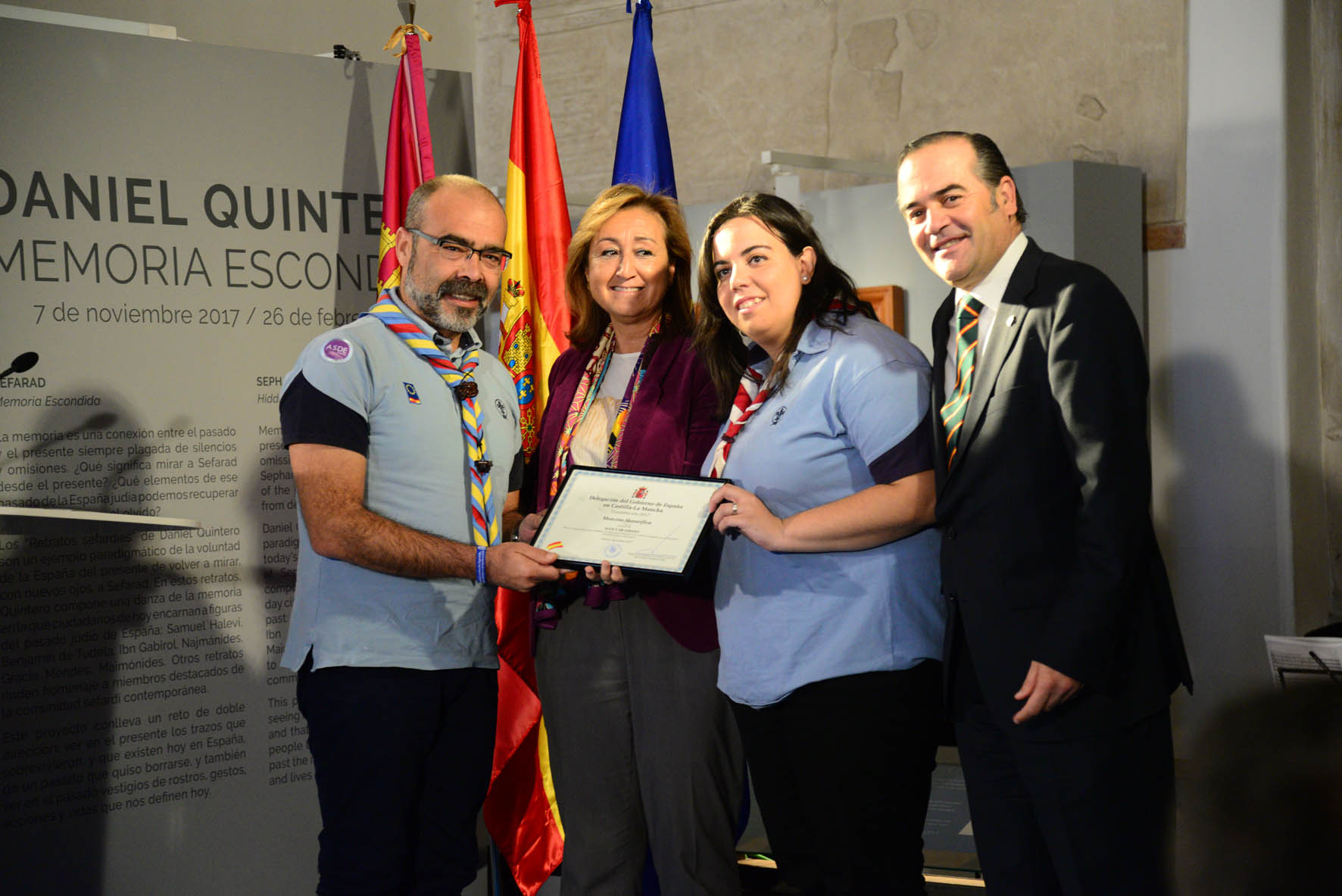 José Julián Gregorio junto con los scouts que han recibido la mención. Constitución