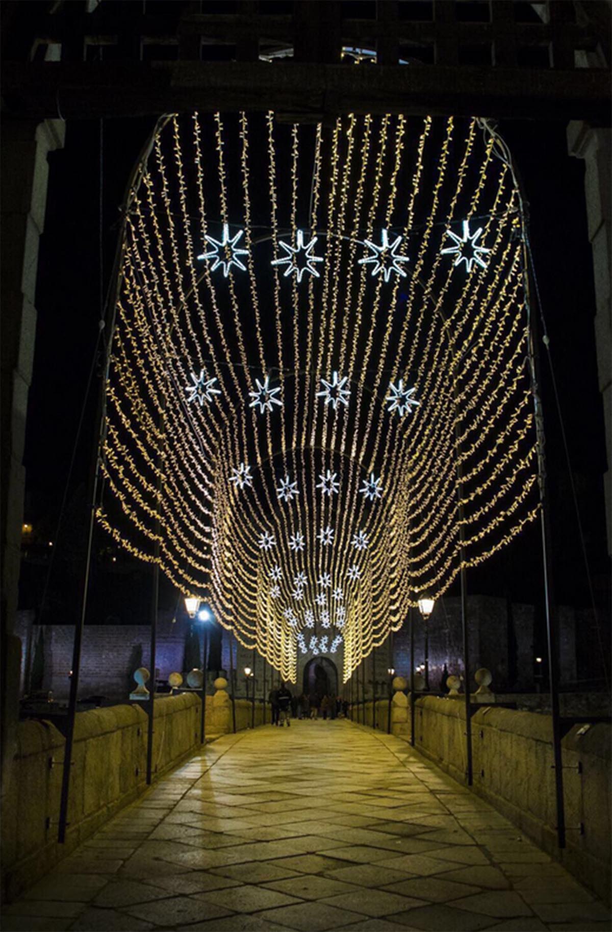 Las primeras luces navideñas del Puente de Alcántara