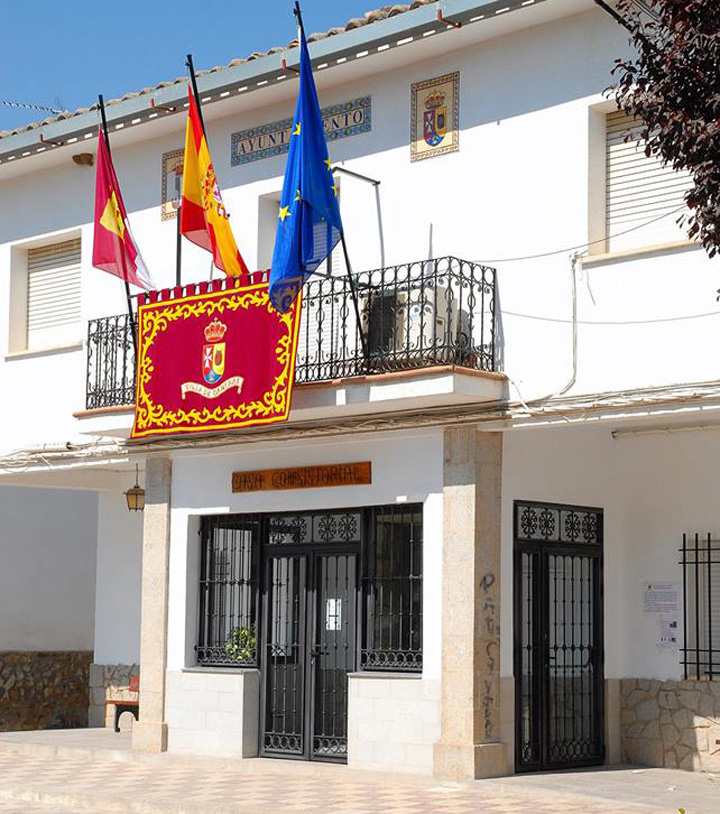Imagen de la fachada del Ayuntamiento de Camuñas.
