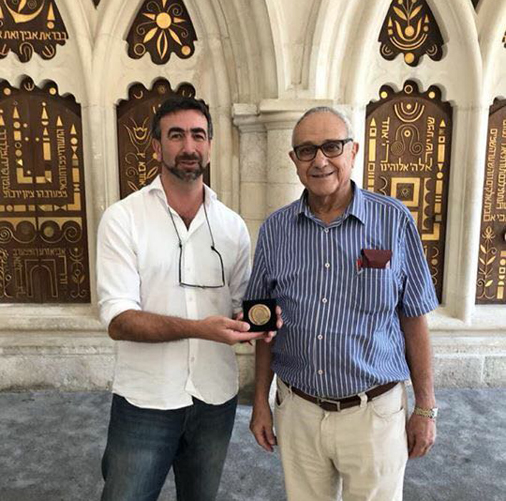 José Ignacio Carmona con la Medalla de las Cuatro Sinagogas Sefardíes junto con Abraham Haim en el barrio de las Cuatro Sinagogas de Jerusalén.