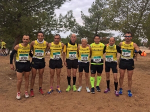 Navarro (cuarto por la izquierda) y López (quinto) son los dominadores del cross regional en veteranos