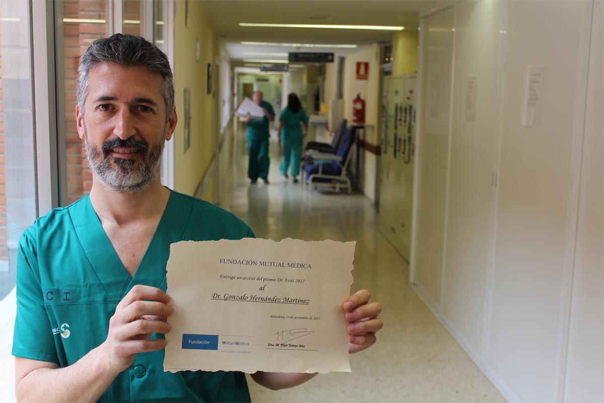 El médico Gonzalo Hernández, con el premio recibido por su artículo