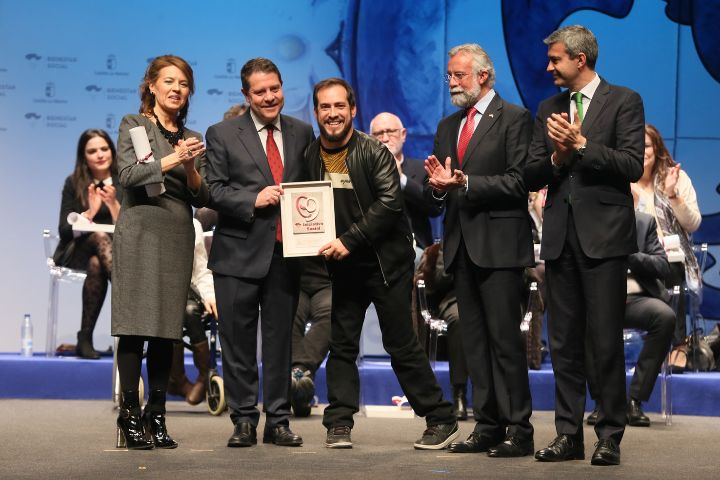 De izquierda a derecha, Aurelia Sánchez, Emiliano García-Page, El Langui, Jaime Ramos y Álvaro Gutiérrez. Personas con discapacidad