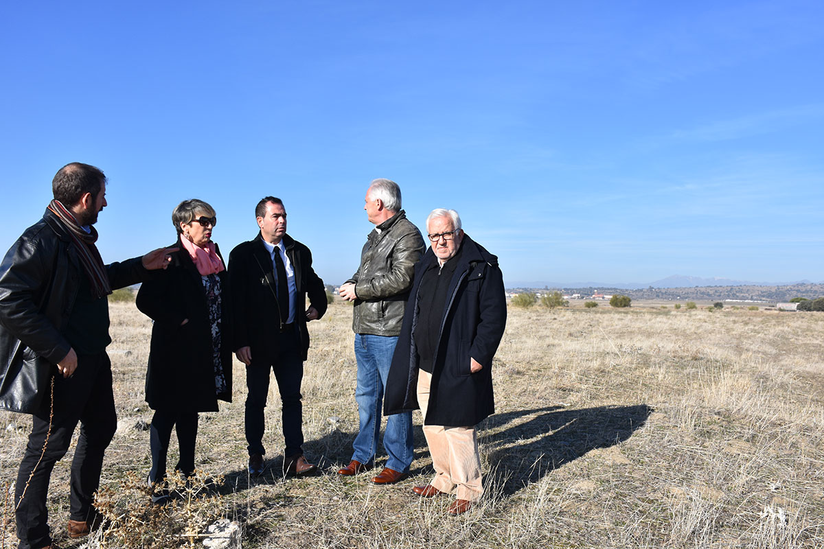 José Gutiérrez (en el centro), durante su visita a Torrehierro