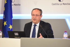 Juan Alfonso Ruiz Molina, informando de la oferta pública de empleo (foto de archivo)