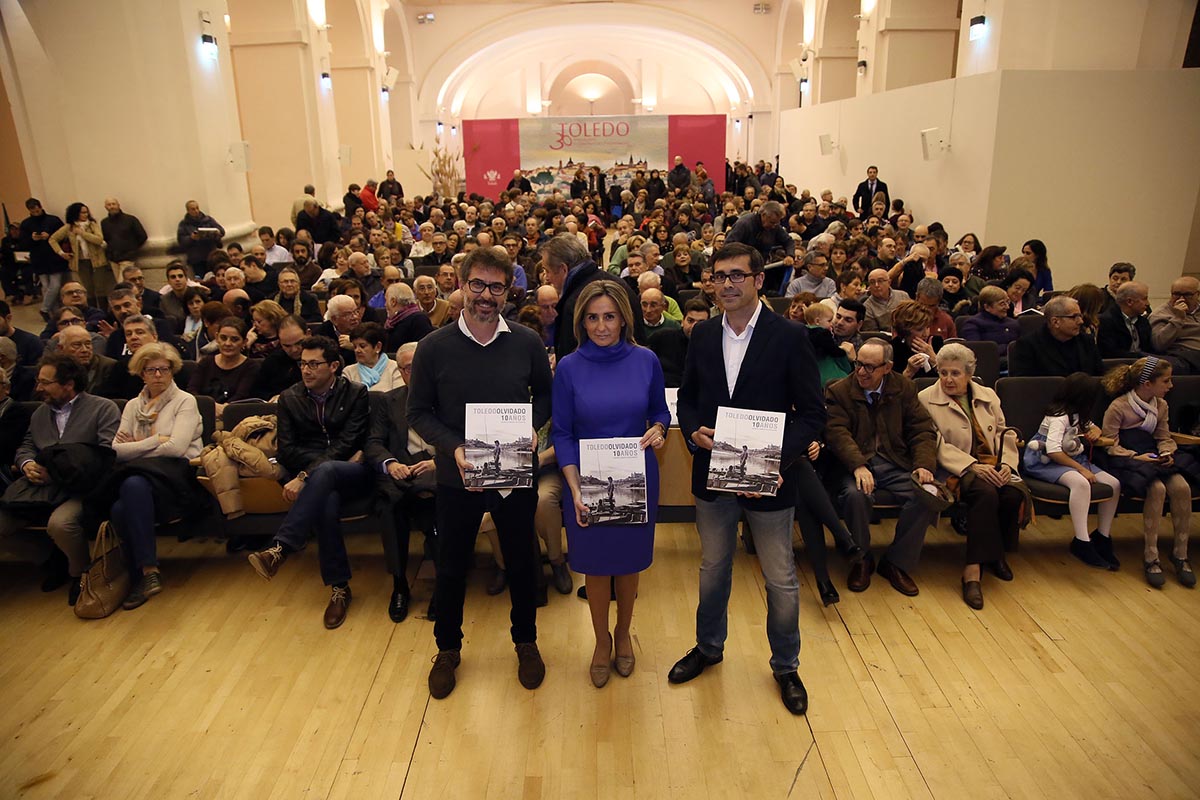 Sánchez Butragueño (primero por la derecha) lleva ya cuatro libros de fotos antiguas de Toledo