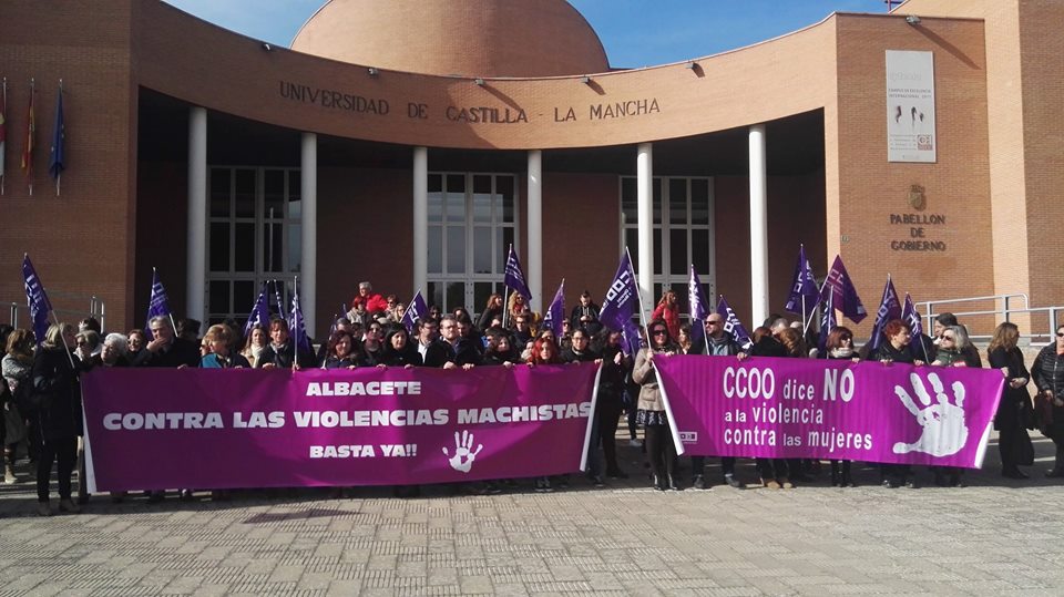 Concentración en el campus de Albacete, en protesta por la denuncia de acoso de una joven