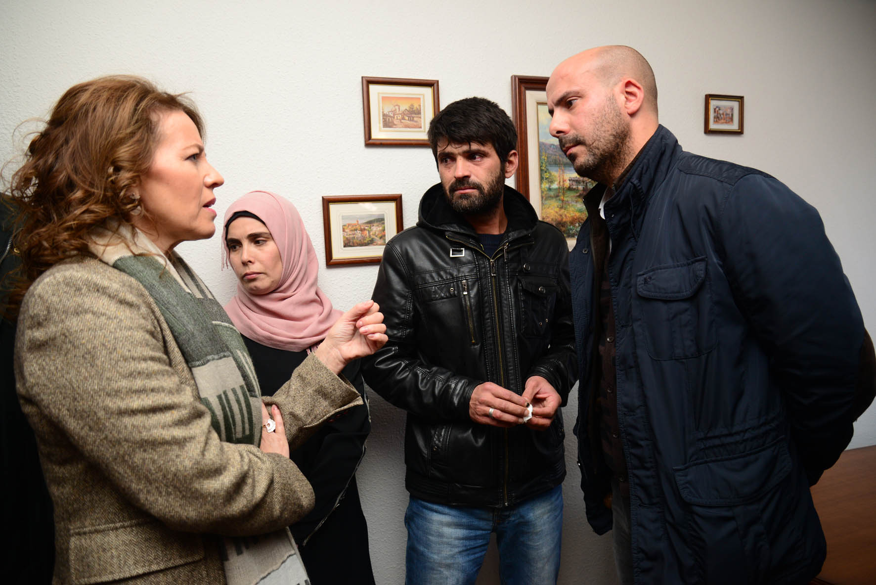 Familia siria con la consejera de Bienestar Social y un traductor.