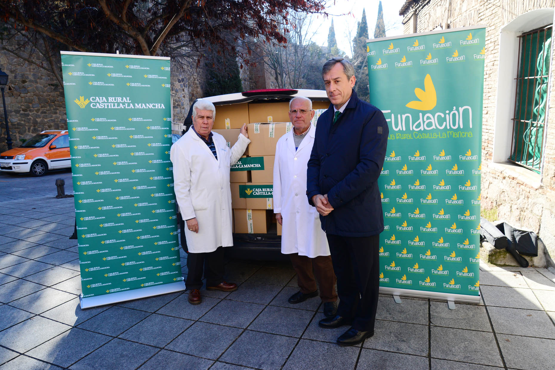 Caja Rural CLM entrega alimentos a la ONG Cipriano, el amigo de los pobres.