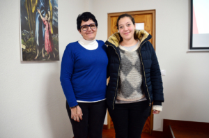 Cecilia, en la imagen con su hija Salomé, compartió su dura historia al tener que huir de Argentina cuando intentaron secuestrar a su pequeña. La contó a los que la escuchaban durante la presentación, en la Casa Diocesana de Ejercicios El Buen Pastor, del Proyecto Mater y del Programa de Vivienda con los que Cáritas ayuda a decenas de personas.