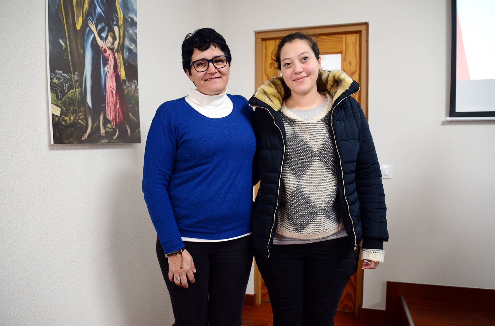 Cecilia, en la imagen con su hija Salomé, compartió su dura historia al tener que huir de Argentina cuando intentaron secuestrar a su pequeña. La contó a los que la escuchaban durante la presentación, en la Casa Diocesana de Ejercicios El Buen Pastor, del Proyecto Mater y del Programa de Vivienda con los que Cáritas ayuda a decenas de personas.