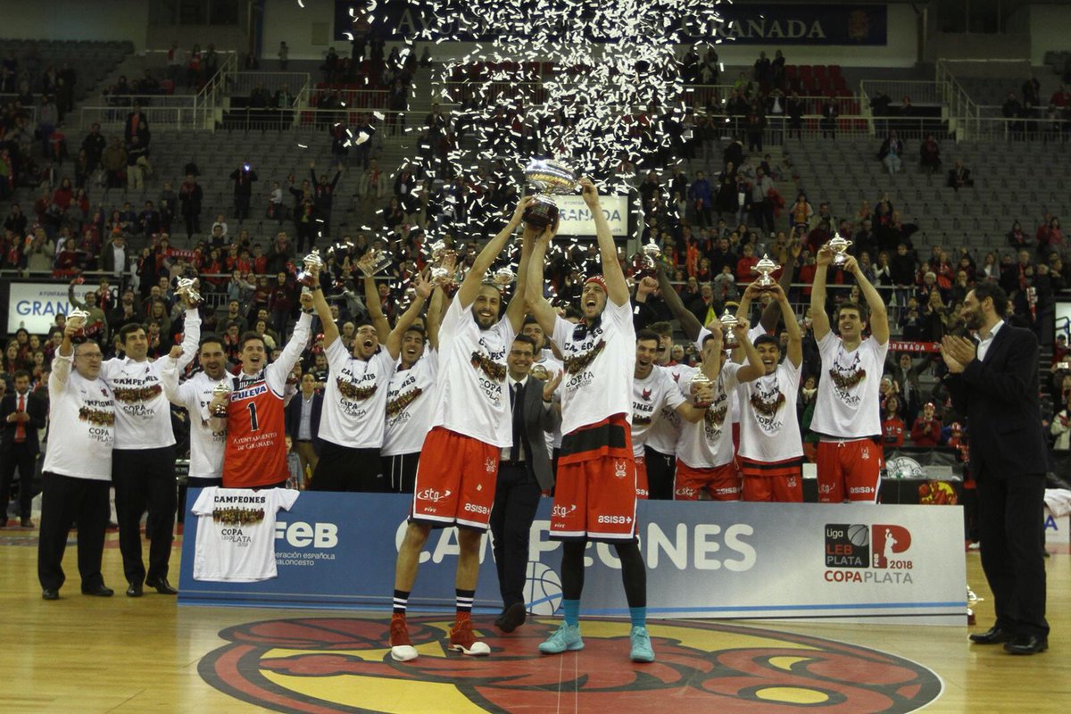El Covirán Granada levantando la Copa LEB Plata que le ha ganado al Globalcaja La Roda.