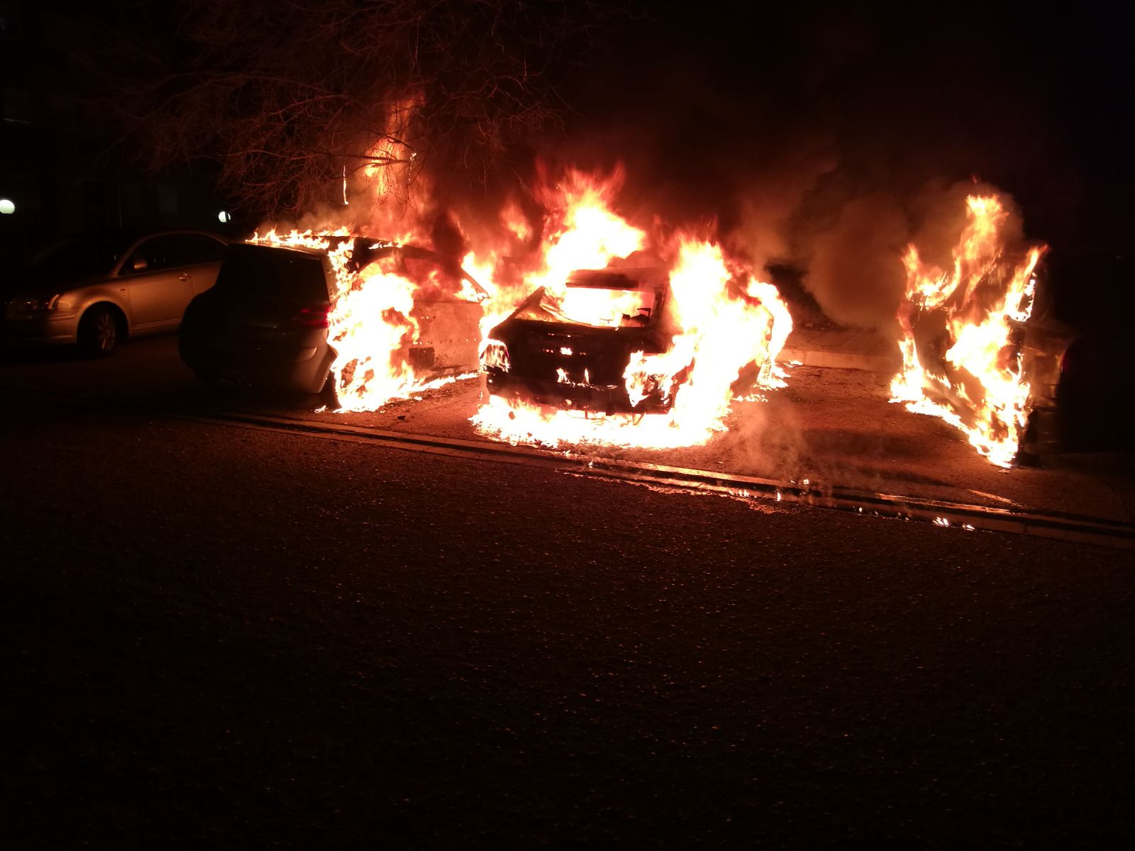 Los tres vehículos que ardieron anoche en el Polígono de Toledo.
