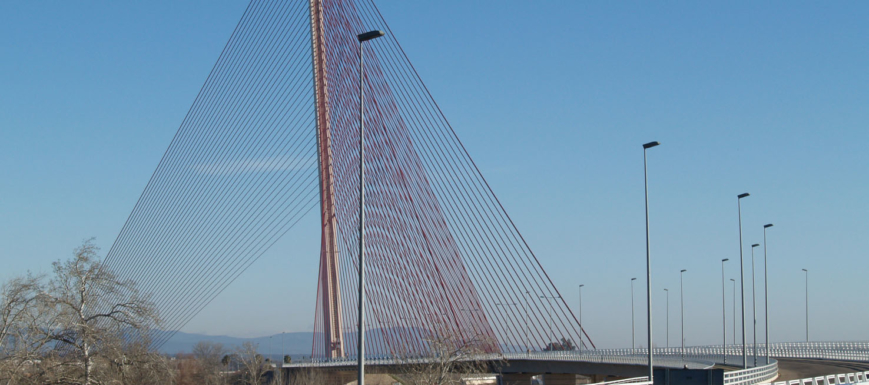 Talavera es una ciudad de puentes. El último, el Puente de Castilla-La Mancha, ha sido el mas polémico, por la elevada inversión que supuso su construcción en tiempos de crisis. Con sus 192 metros es el puente más alto de España y el segundo más elevado de Europa. Así lo ha visto la cámara.