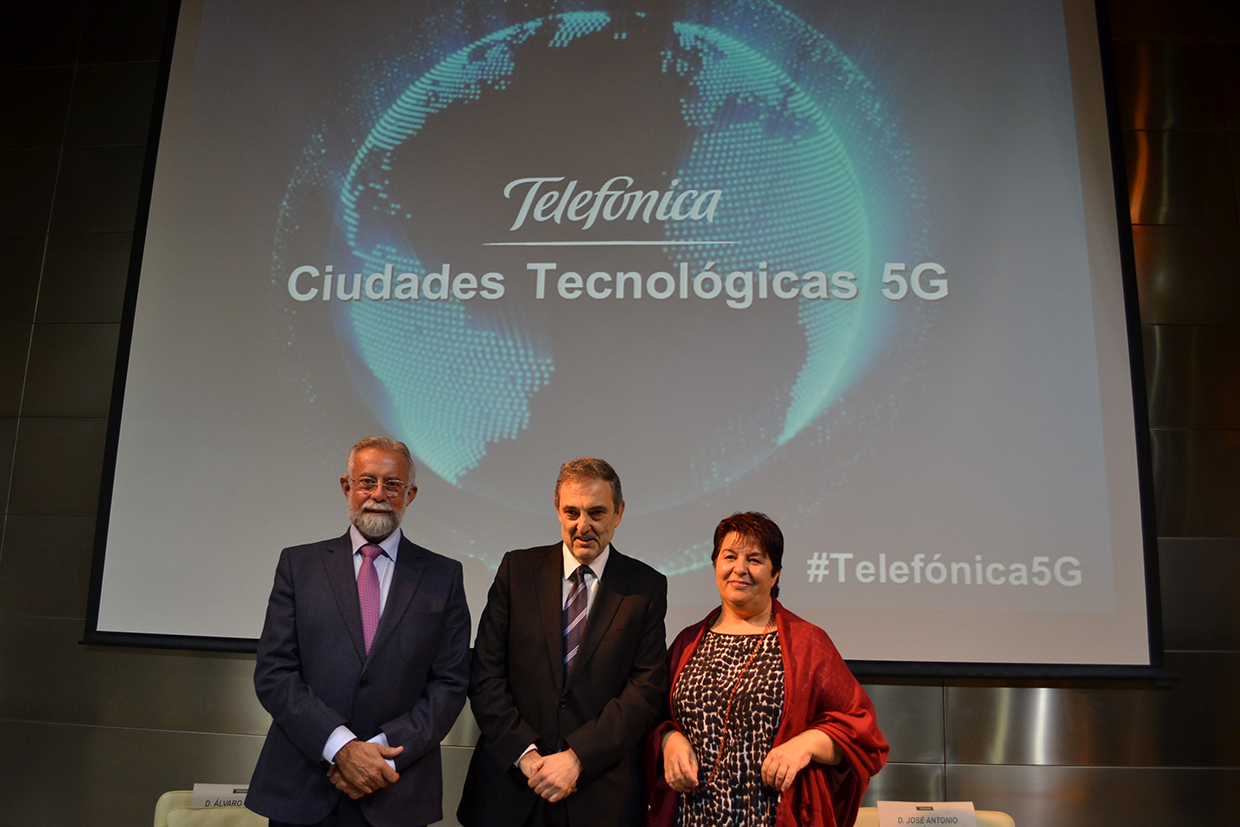 Jaime Ramos, presidente de Talavera; Luis Miguel Gilpérez, presidente de Telefónica y Clara Luquero, alcaldesa de Segovia