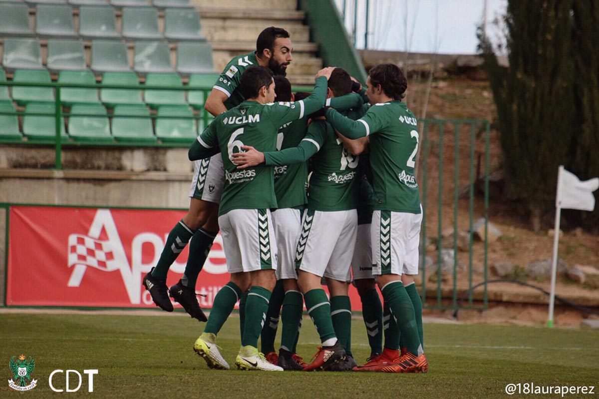 Los jugadores del Toledo celebran su único gol contra el Navalcarnero