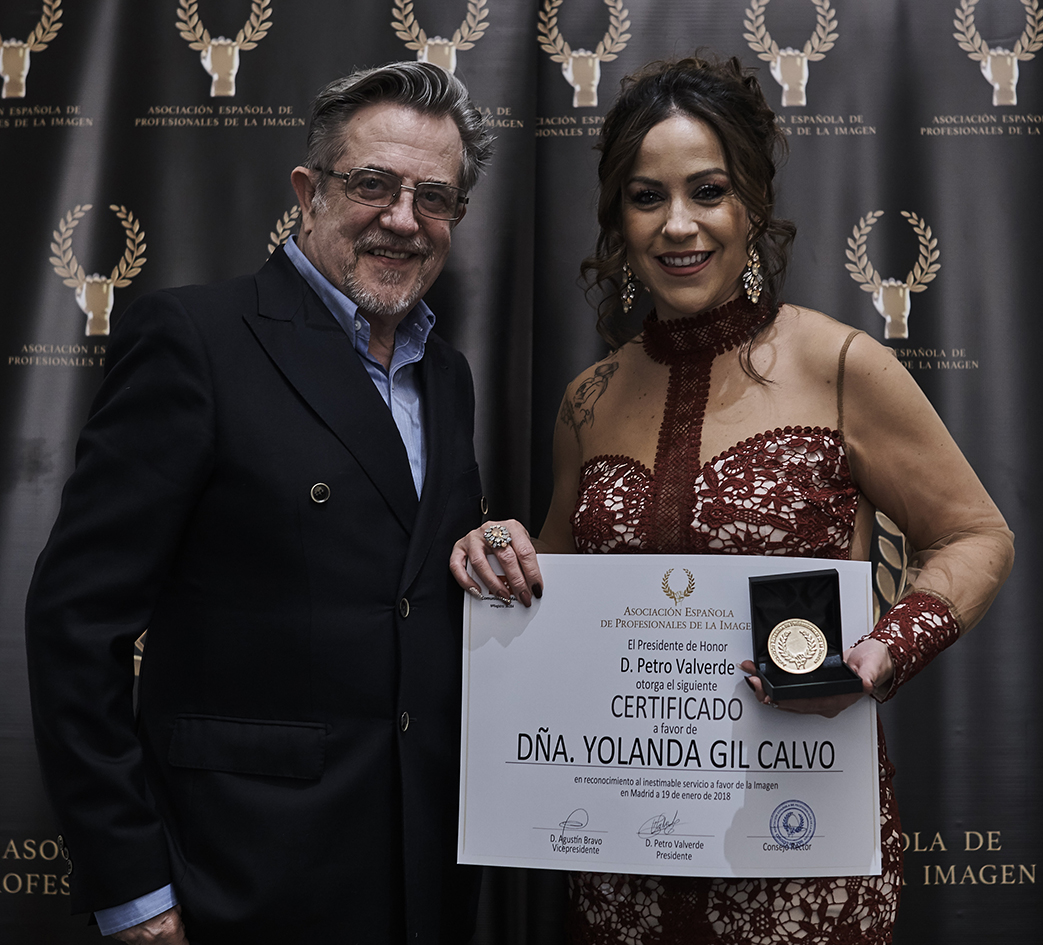 Yolanda Gil Calvo recibe la medalla de oro de la Asociación Española de Profesionales de la Imagen.