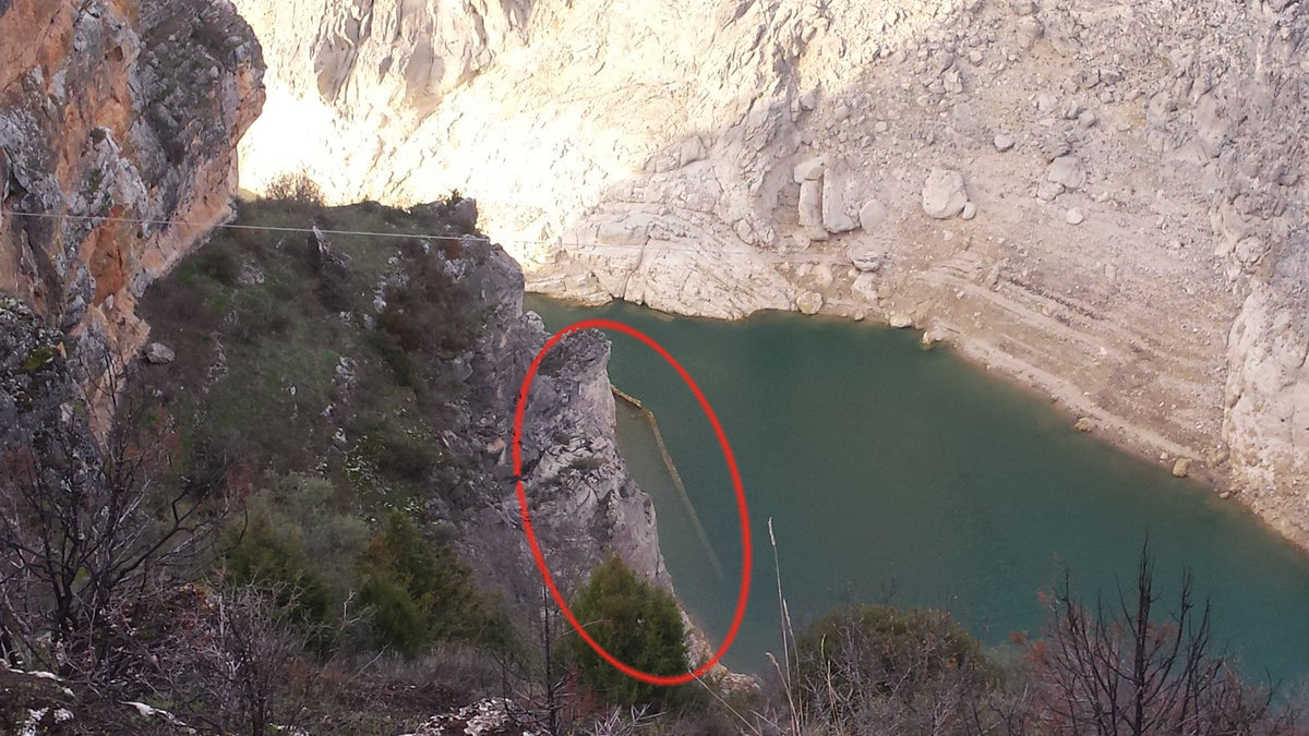 Antigua carretara que ha quedado al descubierto en el embalse de Entrepeñas.